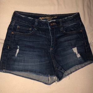 Dark wash ripped short